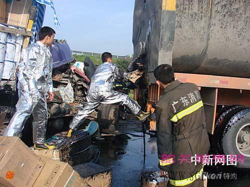 京珠高速公路广东段槽罐车被撞沥青泄漏(图)